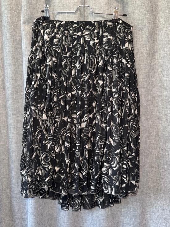 Liz Claiborne Dresses & Skirts - Liz Claiborne Black and White Floral Pleated Midi Skirt size 14